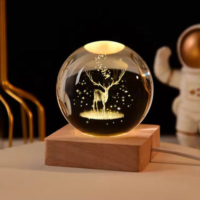 Holzkristallkugel USB-betriebenes LED-Licht Kristallkugel Statuen Handwerk Stand Heimdekorationen