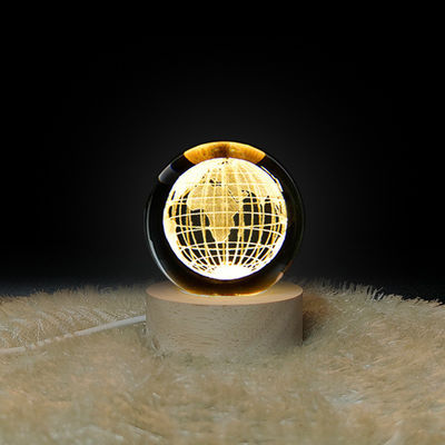 Holzkristallkugel USB-betriebenes LED-Licht Kristallkugel Statuen Handwerk Stand Heimdekorationen