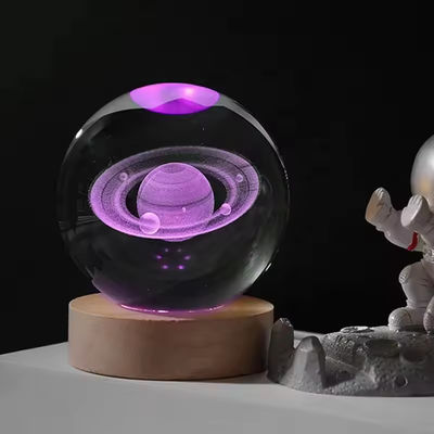 OEM Holzkristallkugel USB-betriebenes LED-Licht Kristallkugel Statuen Handwerk Stand Heimdekorationen