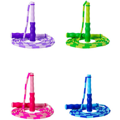 Anpassbares Sprungseil mit weichem Nylonseil mit Perlen und wellenförmigem Griff, das einen komfortablen Griff und ein effektives Training bietet