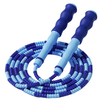 Anpassbares Sprungseil mit weichem Nylonseil mit Perlen und wellenförmigem Griff, das einen komfortablen Griff und ein effektives Training bietet