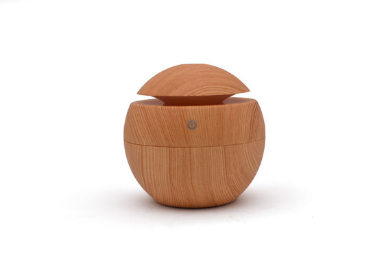 Schlanker, minimalistischer Diffusor mit Holzkorn und rutschfester Basis