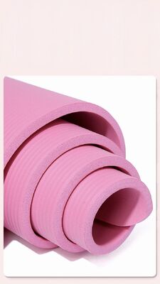 Hoch elastische, umweltfreundliche PVC-Yoga-Matte, konzipiert für Workouts, Yoga-Sessions, zu Hause und im Fitnessstudio. Verschiedene Stärken und Farben.