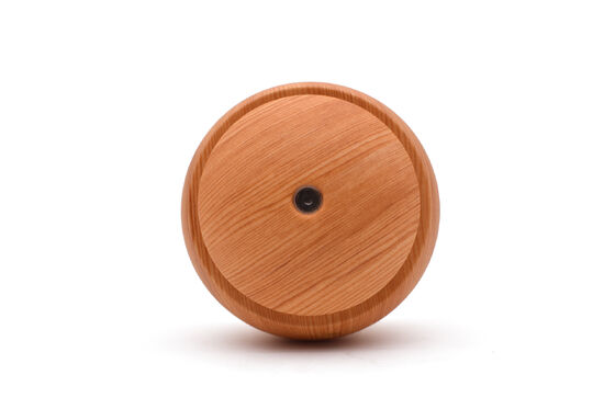 Schlanker, minimalistischer Diffusor mit Holzkorn und rutschfester Basis